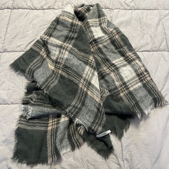 Charlotte Russe Accessories - Charlotte Russe Oversized Plaid Scarf